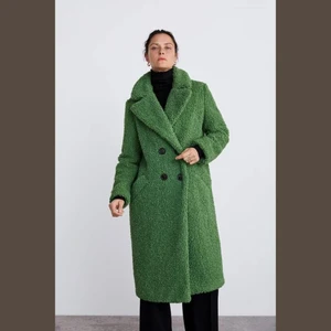 Grön teddykappa - Slutsåld grön kappa i teddymaterial med svarta knappar. Superfin och skön att ha på vintern/hösten. Kappan är från Zara och nypris är 999kr. Den är i perfekt skick💚 Köparen står för frakten! 