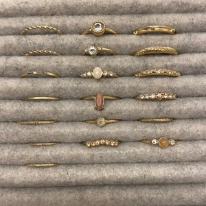 Guld ringar  - Ringar från H&M, säljer alla för 20kr! Vissa är helt oanvända, har för mig att det är storlek S/M