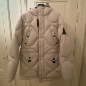 Peak performance vinterjacka - Säljer en knappt använd dunjacka från Peak performance i storlek Large. Extremt varm och gosig. Dragsko i midjan!🤍🤍🤍🤍
