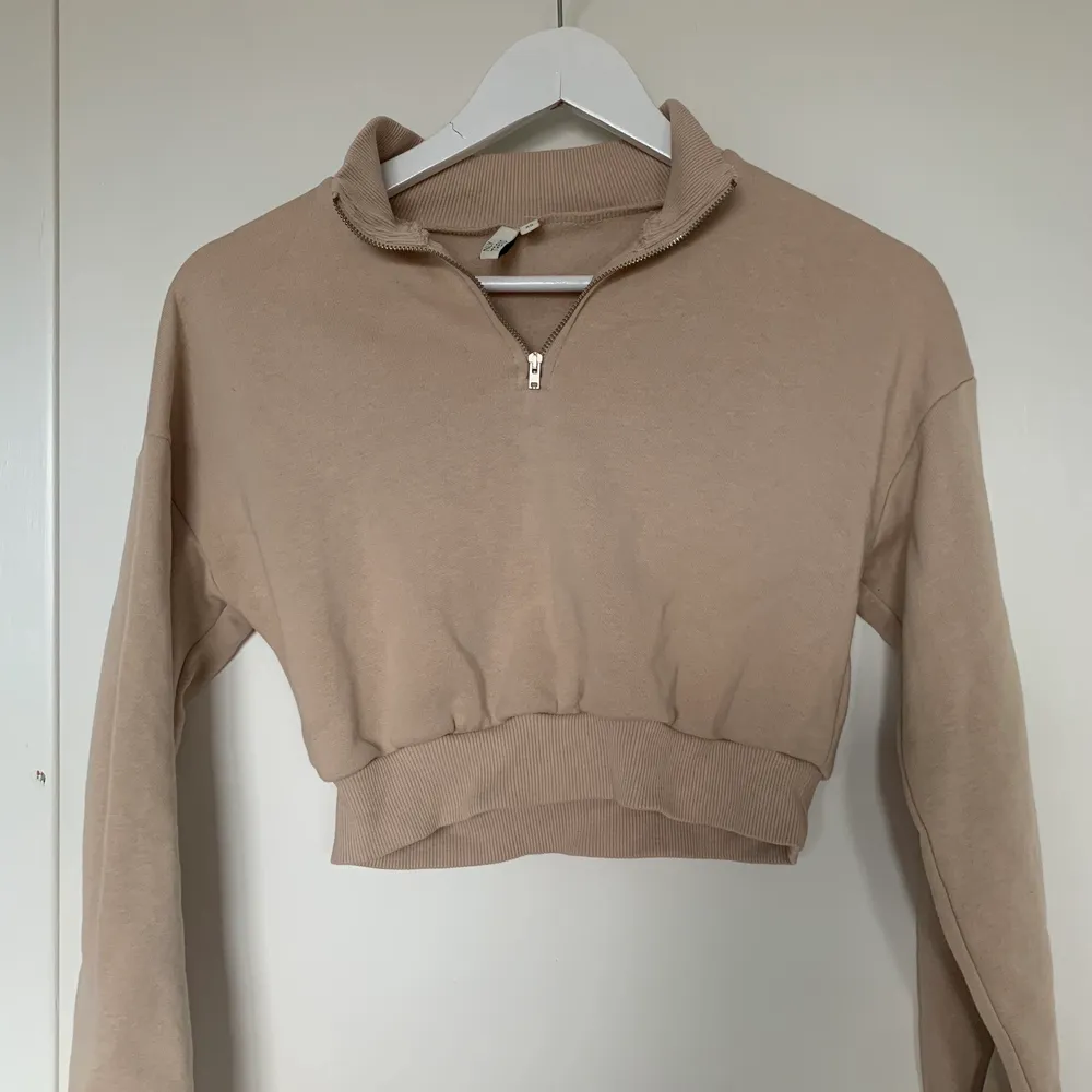 En beige croppad tröja ifrån NLY TREND, tröjan är i storlek Xs❣️ Jag kan mötas upp men även frakta den men då står köparen för frakten🥰. Tröjor & Koftor.