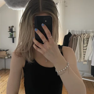 Storlek xs - En jättefin svart topp ifrån gina tricot. Säljer då jag tyvärr inte använder den längre. 