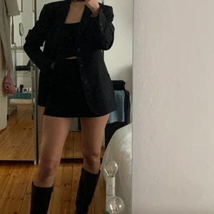 Svart kjol från Alberta Ferretti - Lyxig mini-skirt i jättefint skick 🥂 Storlek 36. Hör av er vid frågor! Hämtas i malmö eller skickas mot porto 💖