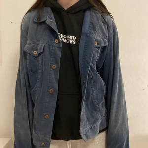 Blå manchesterjacka - Blå manchesterjacka i storlek L, i bra skick! Bara att höra av sig vid frågor och funderingar!:))