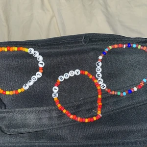 Armband - Egnagjorda armband med olika texter, 15kr stycket!