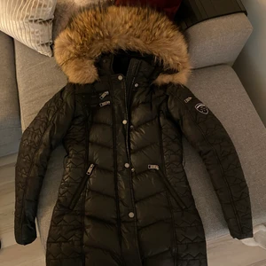 Rockandblue jacka  - Rockandblue jacka strl 34. Fint skick dock ett hål inne i ena fickan men går att sy enkelt.  Kan mötas i sthlm söderort eller fraktas. Nypris 3999kr säljs för 800kr,  billigare vid snabb affär