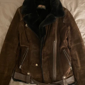 Snygg läderjacka - Äkta läderjacka/mocka i nyskick med teddyfodring. Supermjuk och varm! Så så snygg