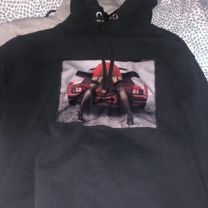 Limitato hoddie  - Limitato hoddie med trycket riocam riktigt snygg och den har bra skick dessutom🤝 kom privat för mer bilder