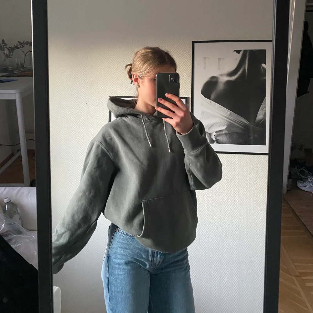 Supermjuk och snygg hoodie från herravdelningen på Jack&Jones. Bra skick!! Hör av dig med frågor eller prisförslag!🤍. Hoodies.