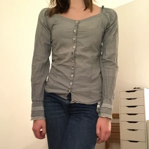 Tröja  - Säljer denna supersöta tröja, den lite grön/turkos men det kan man tolka olika 🌸 En knapp som fattas som ni ser tydligt på andra bilden 