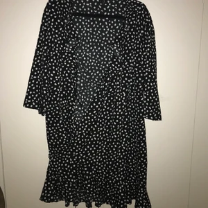 Lång kofta/klänning - En lång och snygg kofta med vita prickar på. Den har ett långt snöre som man kan knyta enkelt, då blir det som en klänning. Väldigt tunt och luftigt matrial. Passar bra till sommaren när man vill ha på sig något svalt. Jätte fint skick. Kontakta mig för fler bilder. Priset kan diskuteras! 💕