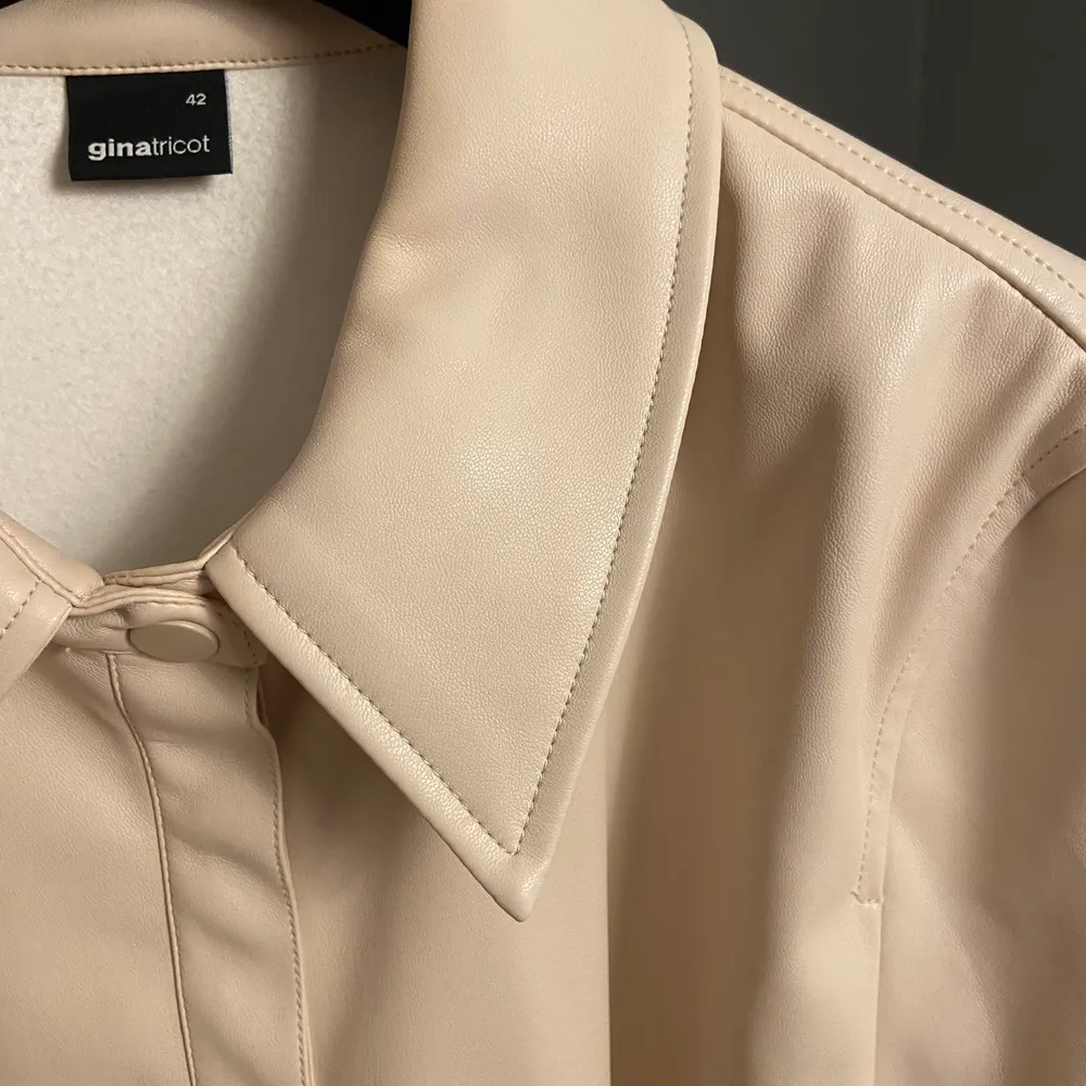Skjorta/tunn jacka i fejkskinn från ginatricot. I väldigt fint skick. Köpare står för frakt 🤘. Tröjor & Koftor.