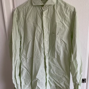 Grön randig skjorta - En pastellgrön och vit randig skjorta. Slimfit, väldigt fin. Ber om ursäkt då jag inte strukit den, men om ni hör av er gör jag gärna det. Den är retro och köpt på loppis. 