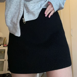 Stickad kjol Zara - Svart stickad kjol från Zara! Aldrig använd, så den är i fint skick. Storlek M💗 går även att använda som topp! Kan mötas upp eller så står köparen för frakt💗