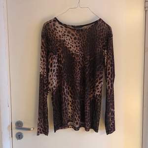 Säljer denna fina leopardmönstrade tröja, fint skick! 