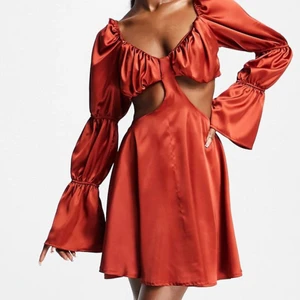 klänning - Helt ny klänning med lapp kvar från asos i storlek M köpt för 810kr jätte fin!