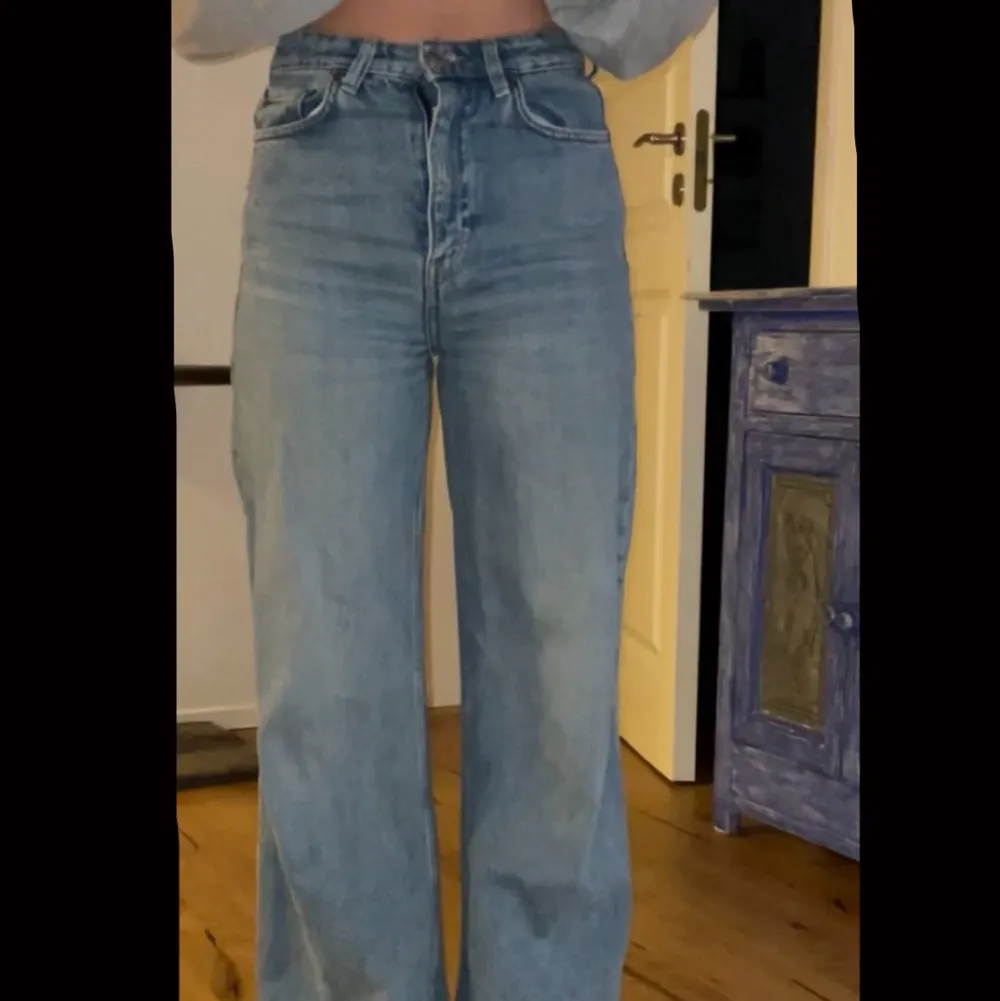 Vida Blåa weekday jeans i modellen Ace!!           Storlek: W24 L30. Jeans & Byxor.