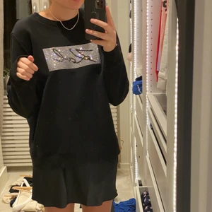 Svart sweatshirt med glitter  - Svart sweatshirt från Karl Lagerfeld med glitter fram supersnygg och i ny skick ! Priset är EXKLUSIVE frakt 💜💜