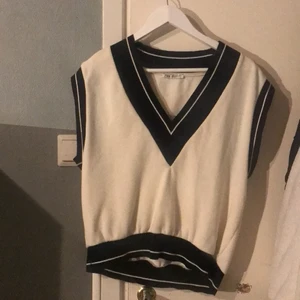 Stickad väst  - Säljer denna stickade väst från zara i vintage stil. Storlek M men sitter bra på mig som är en S/mindre m. 