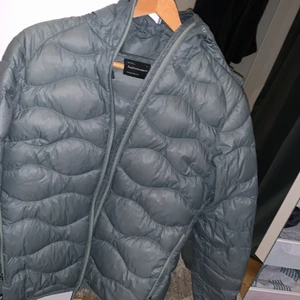 peak jacka - en vår peak jacka som passar till både tjej och killar om du bär i storlek S på killar kommer den definitivt passa dig. inga håll i jackan och använder knappast den