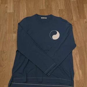 our legacy workshop longsleeve - helt ny our legacy workshop longsleeve i storlek 46 (stora i storleken) köparen står för frakt 💚