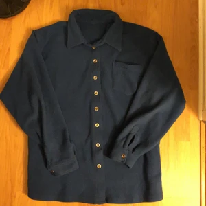 fleecejacka - jätte fet fleecejacka/tröja som kan användas som vårjacka. i en fin blå färg (försökte få med färgen på bilderna) storlek XXL så oversize kan skicka bilder på om så önskas. köparen står för frakten 💚