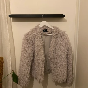 Bershka coat/cardigan - Köpt för flera år sedan och knappt använd, den är gjort av 100% polyester i strl M