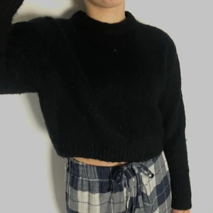 Stickad tröja Zara - Såå fin i modellen och tjockt material men har för mycket svarta tröjor 🖤 Zara