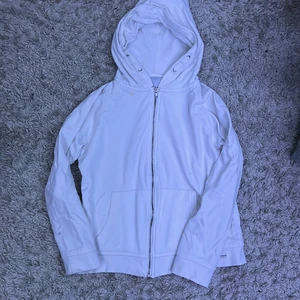 Vit kofta storlek 160, lager 157 - Finns inga snören att dra i. Men väldigt skön att ha på sig och passar till de mesta. Använt ett par gånger. 