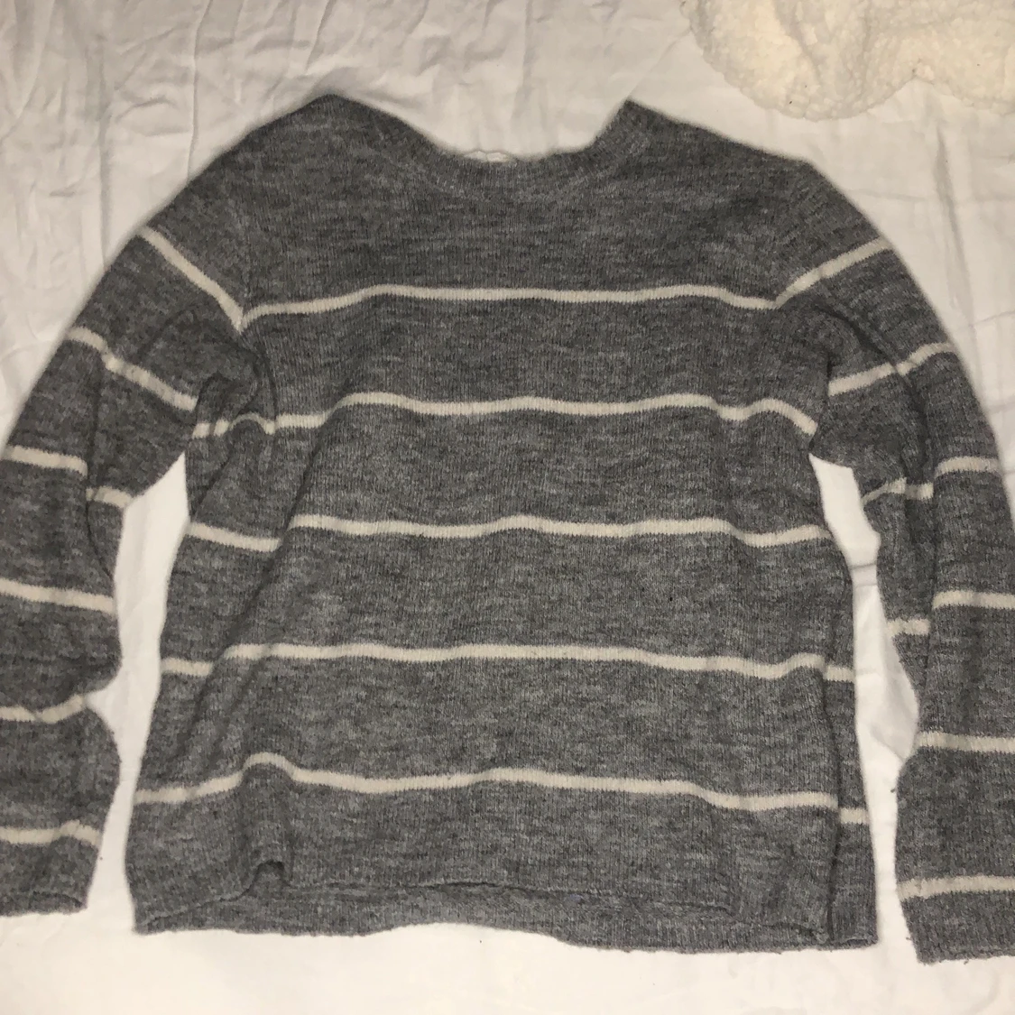 Grå stickat töja med ränder - 90