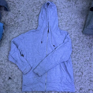 Grå lång kofta storlek S, lager 157 - Inte använt så mycket. Passar till mycket. Köpte den för 200 kr