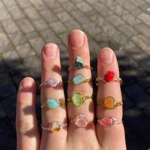 Kristallringar🌞✨💖 - Du får själv välja stenen och vilken färg på ståltråden du önskar ha (guld, silver eller rosé) FINARE BILDER FINNS! KOLLA MINA ANDRA ANNONSER 🤩❤️ FRAKT TILLKOMMER 