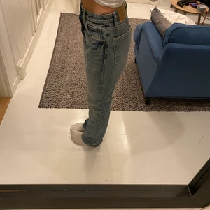 Zara midrise - Ett par zara midrise jeans. Jätte fina men kommer tyvärr inte till användning. Bra skick! Köparen står för frakten. 