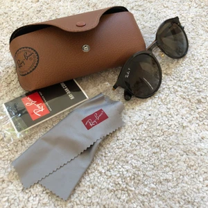 Rayban - Ett par helt nya rayban med polariserade glas för extra uv skydd. Ska passa både killar och tjejer