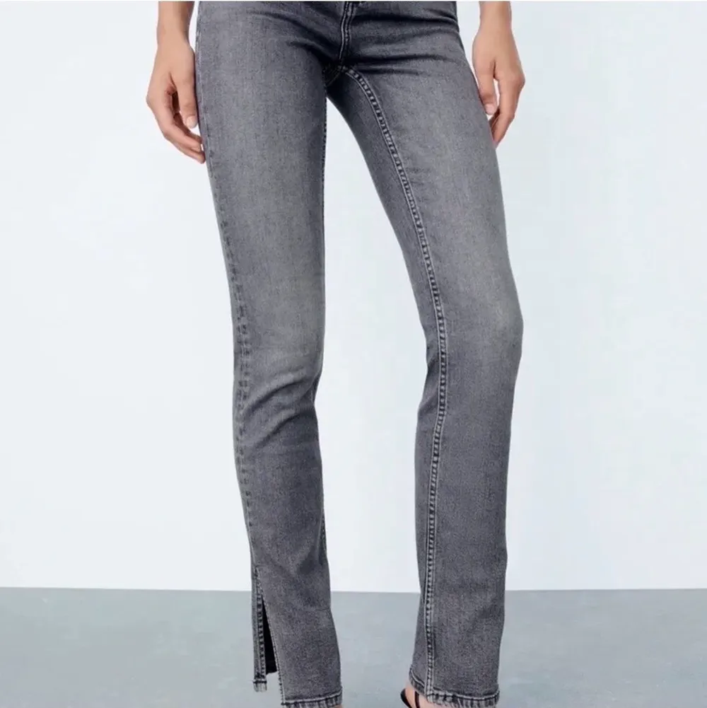 Ett par grå zara jeans med slits nedtill🤍 köpta på Plick och aldrig andvända 🤍 storlek 32✨. Jeans & Byxor.