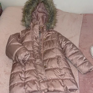 Vinter/höst jacka - Babyrosa Barn jacka i st 3-5 år, hel och fin, varm  använd fåtal ggr, pris 150:-