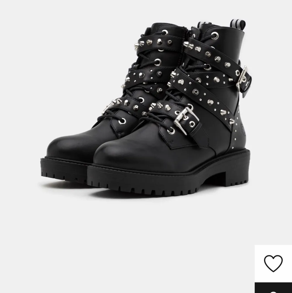 Säljer dessa så coola o snygga boots med nitar, snarlika dem från Zara. Väldigt sparsamt använda. I storlek 38👌🏼👌🏼 nypris är 739, säljer för 600 då de är i såpass bra skick!!. Skor.