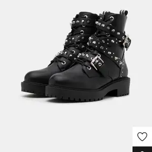 Säljer dessa så coola o snygga boots med nitar, snarlika dem från Zara. Väldigt sparsamt använda. I storlek 38👌🏼👌🏼 nypris är 739, säljer för 600 då de är i såpass bra skick!!