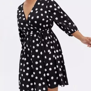 Prickig klänning från mango, strl xs - Säljer min favoritklänning nu då den tyvärr är lite för liten för mig :/ bild 2 har jag tagit men jag hittar inga fler bilder där jag har på mig den men så som den sitter på bild 1 och 3 stämmer bra! Skriv privat så kan jag skicka fler bilder. Nypris: ca 700kr