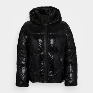 Jacka - Jättesnygg jacka från Zalando i storlek xs. Änvänd men det är inget som syns! Är inte säker på om jag ska sälja men säljer vid bra bud!! Köpt för 679kr💓💓 Skriv gör egna bilder