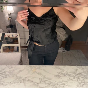 Svart siden linne  - Jag säljer nu det här fina svarta siden linnet från Bikbok i storlek S. Säljer det då linnet blivit för litet för mig. Det är lite tajtare vid brösten så man lägger det på tanken. Väldigt längesen det köptes men knappt användts alls. Jättefin till fest, middag osv.🥰 