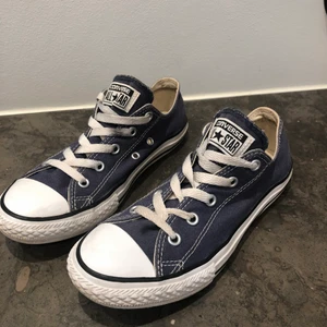 Converse skor storlek 35 - Säljer ett par converse skor pga att dom är försmå, väldigt bra skick, storlek 35