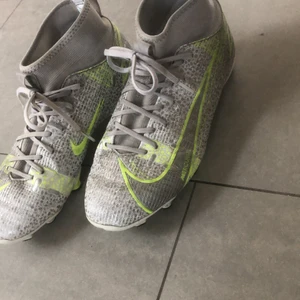 fotbolls skor 🤍 - säljer ju dessa välanvända nike fotbolls skorna 🤍⚡️ då det är försmå