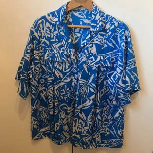 Skjorta  - Snygg och funky skjorta med korta ärmar. Köpt begagnad men som ny. Använd ett fåtal gånger. Exklusive frakt 