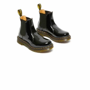 Dr. Martens - Jätte fina, lyxiga och helt oanvända dr maretens boots i storlek 39. Helt i nyskick med kartong till. Nypris 2.151 kr. Köparen står för frakten. 