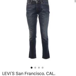 Säljer mina snygga lågmidjade secondhand levis jeans jag köpt på sellpy men som tyvärr är för små för mig! Passar perfekt för 32/34-36🤗 skriv för fler bilder! (Är något gråare i verkligheten än andra bilder)
