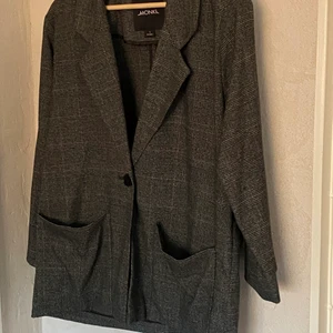 Kavaj från Monki - Fin rutig grå kavaj från Monki! Samma mönster/design som kjolen som jag lagt upp! Jättefina tillsammans. 