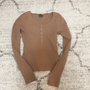 Ribbad brun tröja  - Brun långärmad tröja med knappar. Storlek xxs men passar mig som har storlek s :)