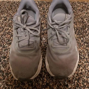 Fina Nike skor eur 44 cm 27.9 står för frakten frakt fritt  -  eur 44 Cm 27.9 Bra att jogga. Träning. Promenad.  Passar till damer eller tjejer bra skor ute går eller jogga eller på träning.  Skicka alltid bild innan skickas iväg Står för frakten 