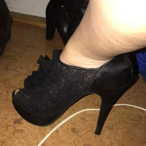 Kardashian collektion high heels (14 cm klack) så gott som nya jag blir tyvärr alldeles för lång i dom 🙁. Supersnygga spets skor med öppen tå och dragkedja i bak. Använda 2 ggr. 