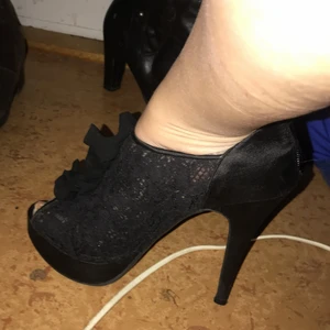 Höga klackar ifrån Kardashian collection - Kardashian collektion high heels (14 cm klack) så gott som nya jag blir tyvärr alldeles för lång i dom 🙁. Supersnygga spets skor med öppen tå och dragkedja i bak. Använda 2 ggr. 